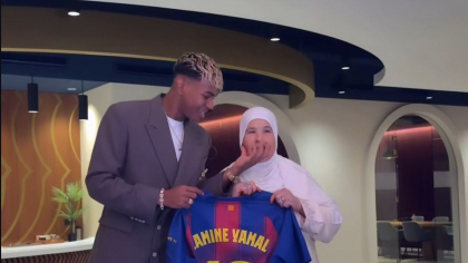 Barcelona are un nou număr 10. Cu cine s-a prezentat Lamine Yamal la semnarea noului contract