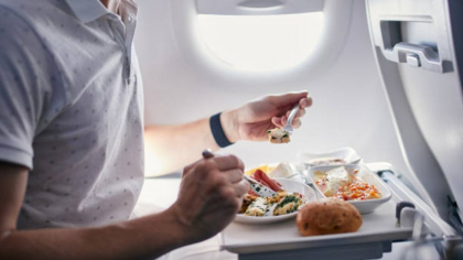 Furnizorul de catering al Tarom, amendat de DSV cu 50.000 de lei