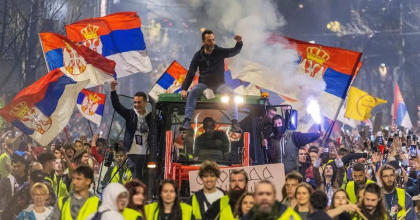 Zeci de mii de sârbi cer alegeri parlamentare anticipate în stradă la Belgrad