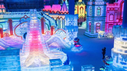 Spectacole, dans, acrobații aeriene: Cel mai mare parc de sculpturi din gheață din lume propune activități speciale în sezonul estival