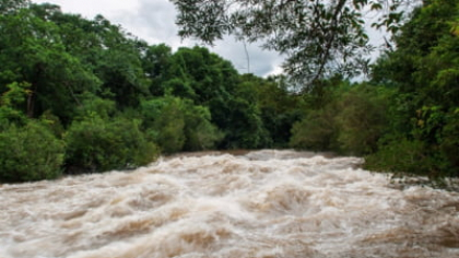 Risc major de inundații în România. Județele aflate sub Cod roșu și portocaliu de viituri HARTĂ
