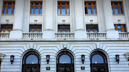 BNR îşi păstrează prudenţa şi menţine dobânda-cheie la 6,5%. Banca centrală apreciază că "rata anuală a inflaţiei îşi va prelungi evoluţia fluctuantă până în T3/2025 pe fondul unor efecte de bază şi al expirării schemei de plafonare a preţului la energia electrică"
