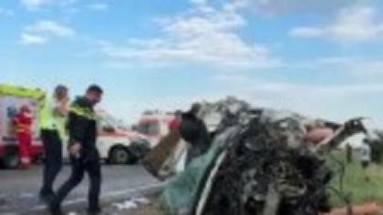 Mai multe persoane au ajuns la spital după un accident grav care s-a produs în Suceava între un microbuz și un camion