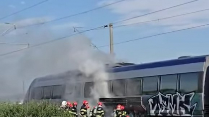 Panică într-un tren Interregio, la intrarea în Pașcani: Locomotiva a luat foc în mers. Zeci de persoane s-au autoevacuat