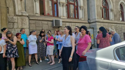 Proteste spontane la mai multe instituții bugetare din țară: Oamenii au oprit munca, nemulțumiți de tăierea sporurilor