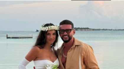 Este oficial! Dorian Popa și Andreea s-au căsătorit în Maldive. Mama artistului a confirmat vestea