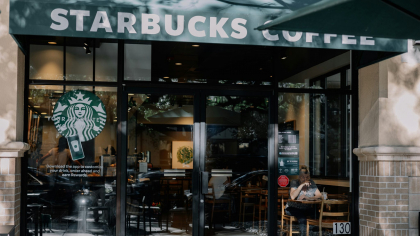 Greva barista Starbucks. Nemulțumiri legate de noile reguli privind ținuta de lucru