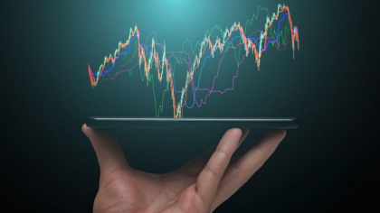 Sondaj XTB: Românii trăiesc de la un salariu la altul şi se tem să investească pe piaţa de capital. Fraudele financiare reprezintă un risc major, iar ideea că investiţiile sunt doar pentru cei bogaţi îi ţine pe oameni departe