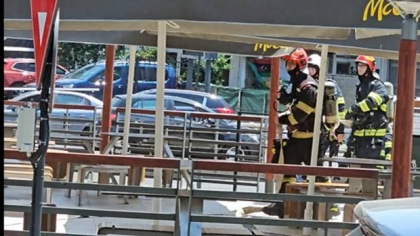 Incendiu la McDonald’s în București. Un angajat s-a urcat pe acoperiș înainte să vină pompierii: „Merită un McPuișor”