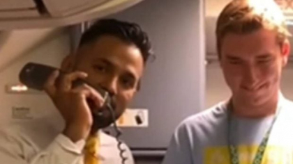 Un tânăr cu dizabilități i-a făcut pe pasagerii unui avion să plângă, după ce a încercat să-i îmbogățească pe toți