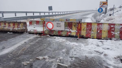 Zăpadă pe Transalpina. Drumarii crează un culoar pentru coborârea ciobanilor de pe munte