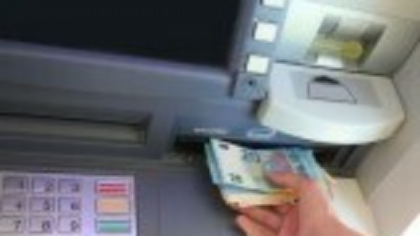 Pățania unui bărbat la ATM. A băgat 3.000 de euro în bancomat, iar aparatul i-a confiscat banii