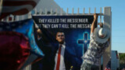 Ceremonie în memoria lui Charlie Kirk, organizată pe un stadion din Arizona. Donald Trump și JD Vance, printre participanți