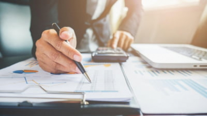 O companie de stat din România reduce programul de lucru la 4 zile pe săptămână. Urmează tăieri de salarii care vor afecta aproape 1.500 de angajați
