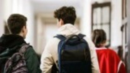 Un elev de 18 ani a pulverizat cu spray lacrimogen într-un liceu din Buftea. Trei copii şi doi profesori au primit îngrijiri