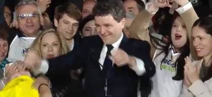 Nicușor Dan, baie de mulțime și discurs de învingător în alegerile prezidențiale: „Să continuăm să credem în România, și de mâine, la muncă!”