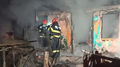 Un copil de 7 ani din Vaslui a murit carbonizat după ce casa în care stătea cu bunica lui a luat foc