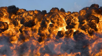 Incendiu devastator într-un hangar cu produse chimice din Spania: Aproape 80.000 de oameni, sfătuiţi să nu iasă din case