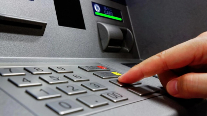 Cum poți rămâne fără bani pe card atunci când mergi să faci retrageri de la bancomat. Infractorii, din ce în ce mai inventivi