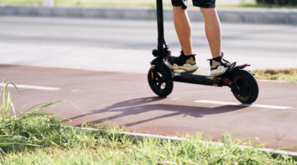 Un oraş din România retrage trotinetele electrice de pe străzi, după ce un tânăr de 15 ani a murit. Val de accidente în toată ţara