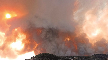 Grecia luptă împotriva incendiului din Evia şi raportează progrese în Creta