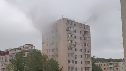 Panică într-un bloc cu zece etaje din Iași. Locatarii, evacuați de urgență în urma unui incendiu care a cuprins un apartament