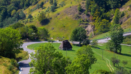 Traseul din România care a fascinat turiștii: „Cel mai frumos drum pe care am fost”. Este ideal pentru cicliști și motocicliști, cu peisaje de vis și mănăstiri vechi de secole