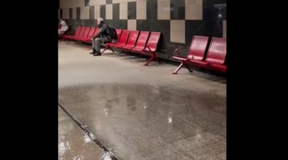 Ploaie torențială și în stația de metrou Eroilor. Călătorii, nevoiți să ocolească bălțile formate pe peroane