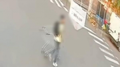 Momentul în care un tânăr fură scaune de la o terasă din București, cu un cărucior de cumpărături. Bărbatul a fost arestat preventiv