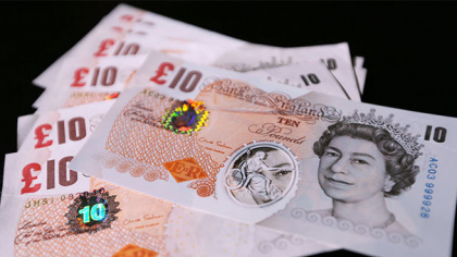 Ce se află în spatele aprecierii fulminante a lirei sterline? Analiştii spun că slăbirea dolarului a favorizat moneda britanică