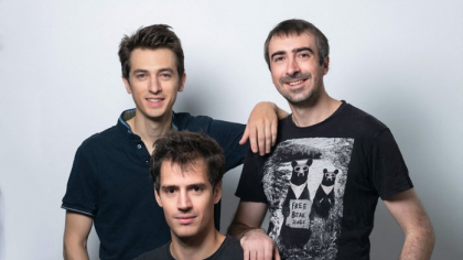 Cine sunt Arthur Mensch, Timothée Lacroix şi Guillaume Lample, fondatorii Mistral AI, deveniţi primii miliardari francezi din inteligenţă artificială. La doar 34 de ani ei au lăsat în spate laboratoarele Google şi Meta unde s-au format şi au plecat la drum cu un plan simplu şi nebunesc: să bată giganţii din Sillicon Valley la propriul joc