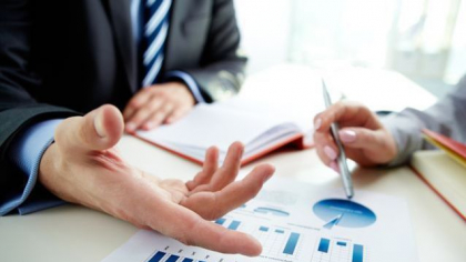Deficitul comercial al României a crescut în primele 8 luni ale anului cu aproape 5%, la 22 miliarde euro, în condiţiile în care exporturile au avut un avans de 3,6%, iar importurile de 3,9%. În august, importurile s-au redus cu 0,5%