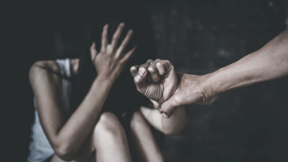 Doi ani cu suspendare și 2000 de euro daune morale pentru un bărbat care a abuzat sexual ani la rând o copilă pe care soția sa o avea în plasament