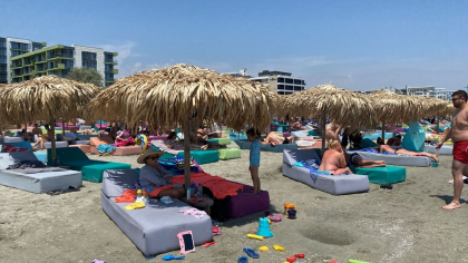 Litoralul românesc, tot mai inaccesibil. Cât costă o porție de hamsii în Mamaia. Român stabilit în Marea Britanie, revenit în țară pentru vacanță: „Din păcate nu putem să mâncăm. E prea scump"