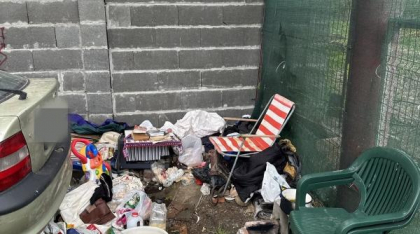 Mașină abandonată, transformată în focar de infecții de oamenii străzii la Arad