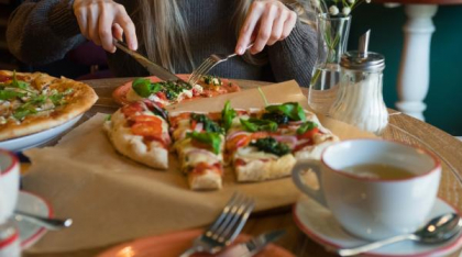 Scumpiri în lanț, la restaurant, cofetărie și la vacanțe, dacă crește TVA. Cât va costa nota de plată pentru o pizza, paste și o cafea