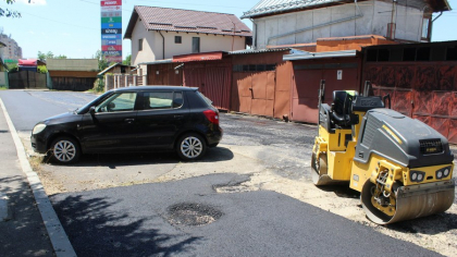 Cum se asfaltează în orașul condus de Elena Lasconi dacă proprietarul mașinii este plecat în concediu. „Numai cârpeli de doi lei. Ferească Dumnezeu!”