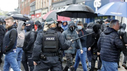 Proteste violente în Irlanda de Nord, împotriva adolescenților români acuzați de viol. Oamenii vor răzbunare