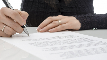 Semnăturile care se vor elimina din România. Nu mai ai voie să te semnezi așa pe niciun document sau contract