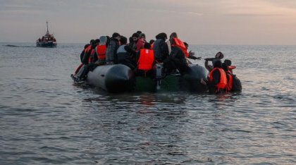 Franța vrea să oprească, pe mare, bărcile cu migranți care merg spre Marea Britanie. Cu cât a crescut numărul acestora în 2025