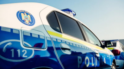 Doi polițiști au fost răniți după ce s-au lovit cu mașina de un autoturism care ieșea dintr-o parcare, condus de o tânără. Cele trei persoane au ajuns la spital