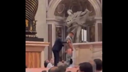 Incident șocant în Bazilica Sfântul Petru din Vatican. Un bărbat a urinat pe altarul bisericii VIDEO