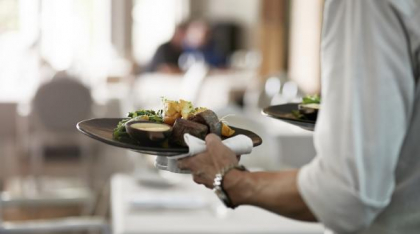 Patronatele din hoteluri și restaurante critică majorarea TVA la mâncare: Crește prețurile, scade consumul, duce la concedieri