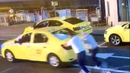 Taximetrist acuzat de înșelăciune la Aeroportul Otopeni. I-a luat sute de euro unui turist de 90 de ani, iar mașina nu mergea | VIDEO