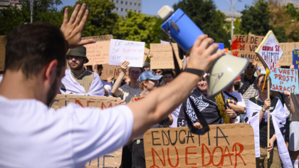 „Celebration at the Palace, hunger in the dorms,” students chant in front of the Government