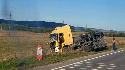 O cisternă cu acid sulfuric s-a răsturnat între Voila şi Făgăraş. Nu au fost înregistrate victime
