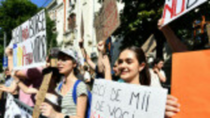 Protestele studenților continuă. Reproșuri la adresa lui Bolojan: „Pentru tine e un număr, pentru mine e chiria”