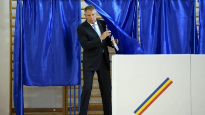Klaus Iohannis, alături de Carmen Iohannis la vot. Înainte a mers la slujbă, la biserică