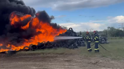 Incendiu la un depozit de cauciucuri din Șendreni, Galați. Mesaj Ro-Alert din cauza fumului gros care se vede de la kilometri depărtare | VIDEO