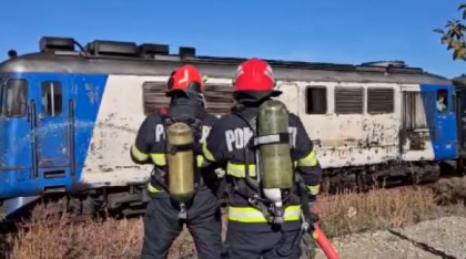 Incendiu la locomotiva unui tren de călători la Sinaia. 120 de călători au coborât din tren